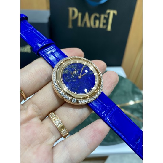 伯爵“时来运转”顶级奢侈品入门款四月季新配色 “青金石”表面可以看到星点状的黄铁矿,如同夜空中璀璨的群星第一眼看到它的时候我一眼就中,首先是外观设计足够百搭,旋转式表圈可自由转动,外层一圈可来回转动 很有寓意、一起“转动,遇见非凡”。百搭中号34尺寸!上手很秀气,宝蓝色鳄鱼皮可轻松拆卸 看上去就高端,机芯采用瑞士进口石英机芯,螺旋式表圈316L精钢打磨抛光 表面光亮如镜、表盘内圈钻石刻度 11颗⭕️圆形美钻、外圈42颗圆形美钻。 伯爵“时来运转”顶级奢侈品入门款四月季新配色 “青金石”表面可以看到星点状的黄铁矿,如同夜空中璀璨的群星第一眼看到它的时候我一眼就中,首先是外观设计足够百搭,旋转式表圈可自由转动,外层一圈可来回转动 很有寓意、一起“转动,遇见非凡”。百搭中号34尺寸!上手很秀气,宝蓝色鳄鱼皮可轻松拆卸 看上去就高端,机芯采用瑞士进口石英机芯,螺旋式表圈316L精钢打磨抛光 表面光亮如镜、表盘内圈钻石刻度 11颗⭕️圆形美钻、外圈42颗圆形美钻。