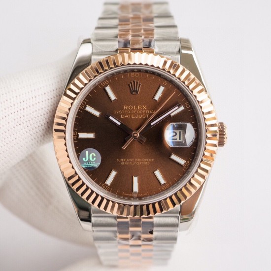 ROLEX 劳力士 蚝式恒动日志型41mm系列腕表,直径41mm,经典的蚝式表壳搭配三角坑纹外圈,把头采用旋入式设计,抗刮损蓝水晶玻璃,防反光凸透式放大(2.5倍)日历窗,隐蔽式摺叠皇冠带扣,矜持有度秀而不媚 恒久优雅! ROLEX 劳力士 蚝式恒动日志型41mm系列腕表,直径41mm,经典的蚝式表壳搭配三角坑纹外圈,把头采用旋入式设计,抗刮损蓝水晶玻璃,防反光凸透式放大(2.5倍)日历窗,隐蔽式摺叠皇冠带扣,矜持有度秀而不媚 恒久优雅!