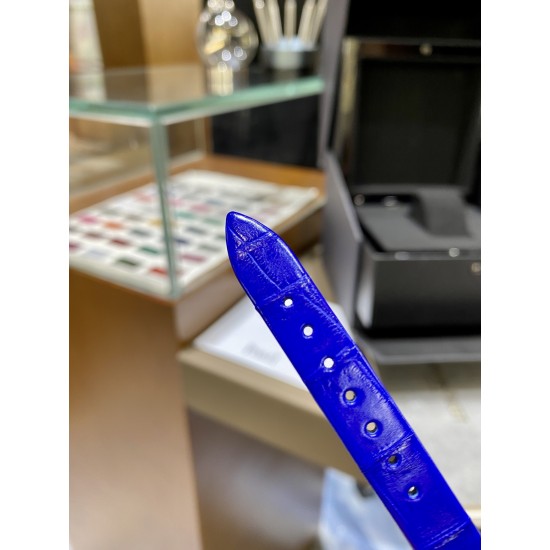 全网女生听我的!买它…❤️。 伯爵“时来运转”顶级奢侈品入门款精致的 29mm尺寸大小!第一眼看到它的时候我一眼就中,首先是外观设计足够百搭,➕上外层一圈可来回转动 很有寓意、一起“转动,遇见非凡”。上手很秀气,彩色鳄鱼皮可轻松拆卸 看上去就高端,机芯采用瑞士进口石英机芯,螺旋式表圈316L精钢打磨抛光 表面光亮如镜、表盘内圈钻石刻度 11颗⭕️圆形美钻(约0.07克拉)外圈一颗圆形美钻(约0.05克拉) 全网女生听我的!买它…❤️。 伯爵“时来运转”顶级奢侈品入门款精致的 29mm尺寸大小!第一眼看到它的时候我一眼就中,首先是外观设计足够百搭,➕上外层一圈可来回转动 很有寓意、一起“转动,遇见非凡”。上手很秀气,彩色鳄鱼皮可轻松拆卸 看上去就高端,机芯采用瑞士进口石英机芯,螺旋式表圈316L精钢打磨抛光 表面光亮如镜、表盘内圈钻石刻度 11颗⭕️圆形美钻(约0.07克拉)外圈一颗圆形美钻(约0.05克拉)