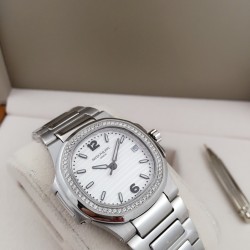 品牌：百达翡丽   鹦鹉系列机芯，瑞士石英女款．直径：32．5mm镜面：顶级蓝宝石镜面  材质：手工镶钻 字面超强夜光。精致表壳，搭配316L精钢带原庄专用扣。值得拥有。