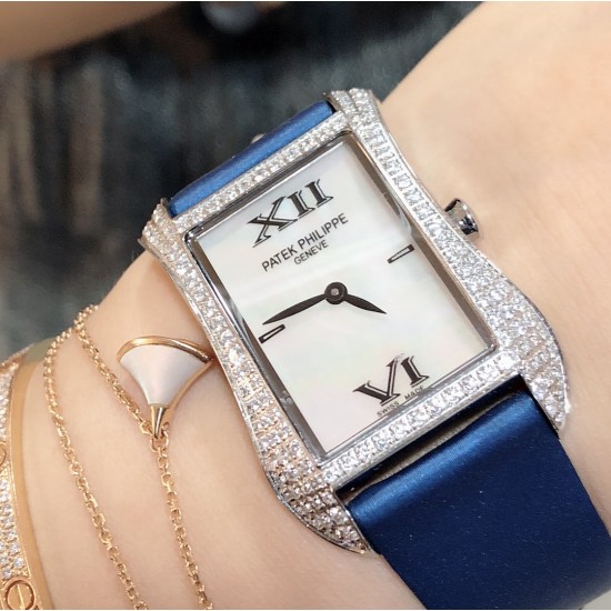 实拍 PATEK PHILIPPE百达翡丽系列 女士腕表(白金表壳搭配沙丁布带,表圈镶嵌天然锆石,蓝宝石玻璃,搭载瑞士石英机芯,尺寸30*34*7毫米) 实拍 PATEK PHILIPPE百达翡丽系列 女士腕表(白金表壳搭配沙丁布带,表圈镶嵌天然锆石,蓝宝石玻璃,搭载瑞士石英机芯,尺寸30*34*7毫米)