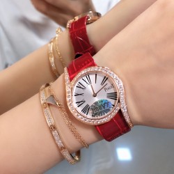 实拍 中国红 伯爵 全新Piaget Lime light系列腕表，以其独特的造型，引领着时尚界的风潮，更是邀请到国际巨星巩俐倾情代言，必将成为伯爵品牌全新的识别69式印，瑞士石英32mm 白金电镀 认准独家实拍细节品质！