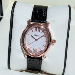 实拍 萧邦-ChopardHappy Sport Oval 石英版本腕表精钢表壳制表工艺与优雅美学风格巧妙结合，以此来展示女性魅力和技术性能。玫瑰金真空电镀材质，既优雅又时尚，以圆润柔美的曲线演绎隽永女性魅力。萧邦对象征永恒的椭圆形展现新颖诠释，打造出一款献给女性的臻礼，许下一个象征快乐的诚挚诺言。Happy Spor欢快嬉戏、自由旋转的水钻珠子在两片蓝宝石水晶之间愉悦轻舞。表壳 约30mm珍珠贝壳彩色表盘搭配光泽亮皮纹表带针扣穿戴C表扣。