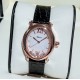 实拍 萧邦-ChopardHappy Sport Oval 石英版本腕表精钢表壳制表工艺与优雅美学风格巧妙结合，以此来展示女性魅力和技术性能。玫瑰金真空电镀材质，既优雅又时尚，以圆润柔美的曲线演绎隽永女性魅力。萧邦对象征永恒的椭圆形展现新颖诠释，打造出一款献给女性的臻礼，许下一个象征快乐的诚挚诺言。Happy Spor欢快嬉戏、自由旋转的水钻珠子在两片蓝宝石水晶之间愉悦轻舞。表壳 约30mm珍珠贝壳彩色表盘搭配光泽亮皮纹表带针扣穿戴C表扣。