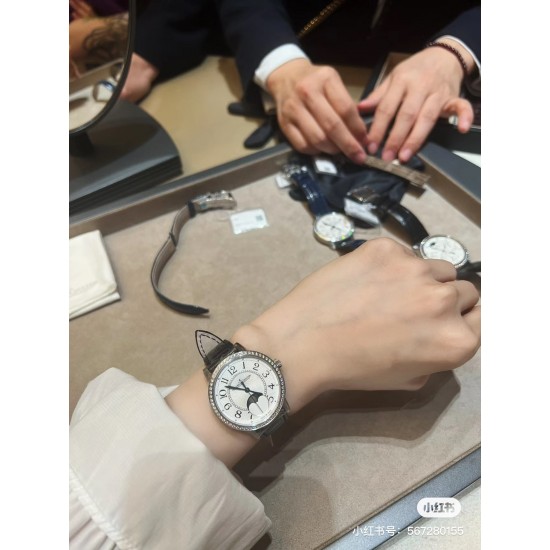 新春款,星空月相约会。积家月相约会系列型号:357843J 腕表浪漫登场,功能同步原装,与原装对版。 【机芯】采用优美达9015机芯改装925A/1,功能同步原装: 6点钟月相盘为一个月走一圈, 7点钟方向表壳按钮调节月相功能。【表壳】直径34mm,厚度8.8毫米。外观同原装精钢材质打造•表圈镶嵌了紧密排列的明亮式切割钻石。【表盘】扭索饰纹表盘,内表盘和谐对称的点缀了尺寸较小的美钻。【表镜】材质为蓝宝石水晶玻璃镜面高透清晰高透清晰。 【表带】意大利质感小牛皮。一切以实物说话 新春款,星空月相约会。积家月相约会系列型号:357843J 腕表浪漫登场,功能同步原装,与原装对版。 【机芯】采用优美达9015机芯改装925A/1,功能同步原装: 6点钟月相盘为一个月走一圈, 7点钟方向表壳按钮调节月相功能。【表壳】直径34mm,厚度8.8毫米。外观同原装精钢材质打造•表圈镶嵌了紧密排列的明亮式切割钻石。【表盘】扭索饰纹表盘,内表盘和谐对称的点缀了尺寸较小的美钻。【表镜】材质为蓝宝石水晶玻璃镜面高透清晰高透清晰。 【表带】意大利质感小牛皮。一切以实物说话