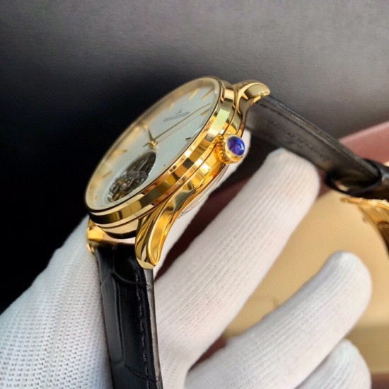 积家(Jaeger-LeCoultre)6字位置置设陀飞轮装置,表盘的设计简约,沉稳,表盘镶贴了立体锥形的时标刻度 腕表表壳采用42mm! 积家(Jaeger-LeCoultre)6字位置置设陀飞轮装置,表盘的设计简约,沉稳,表盘镶贴了立体锥形的时标刻度 腕表表壳采用42mm!