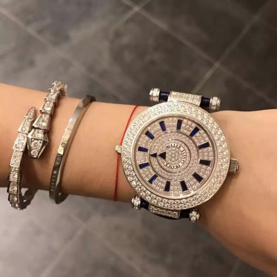 FRANCK MULLER【法兰克•穆勒】神秘时间 玩转表界 2020年新款女式腕表,官网同步更新,奢华的经典著作当属FM出品,纯钢外壳,镶嵌施华洛世奇水晶,高端的奢华与尊贵,经典满钻字面,突破设计风格和寓意深刻,改变需要新形象,你值得拥有。进口2836全自动机械,蓝宝石镜面,亮色真牛皮表带。尺寸大号42mm 小号38mm FRANCK MULLER【法兰克•穆勒】神秘时间 玩转表界 2020年新款女式腕表,官网同步更新,奢华的经典著作当属FM出品,纯钢外壳,镶嵌施华洛世奇水晶,高端的奢华与尊贵,经典满钻字面,突破设计风格和寓意深刻,改变需要新形象,你值得拥有。进口2836全自动机械,蓝宝石镜面,亮色真牛皮表带。尺寸大号42mm 小号38mm