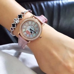 法兰克穆勒Franck muller ⏱FM新款镶钻简约女表✔️表壳表盘均选用进口5A水钻镶嵌、绝不掉钻‼️表盘很立体的双层字面、底层采用高端定制天然母贝、颜色炫彩自然、12个刻度用水钻镶嵌、立体感十足真皮表带、钢壳、进口石英机芯、蓝宝石水晶玻璃镜面、高品质、表盘直径约36毫米❗️这个夏天不离手的时尚单品