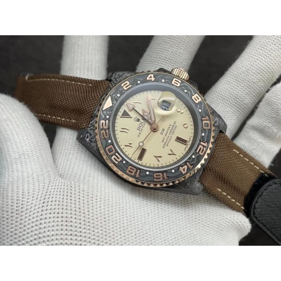 Diw新作勞力士超限量中东版 GMT-MASTER II Diw团队重新制作了碳纤维表壳,同时包含表圈、面盘等零件也全都是碳纤维材质,其中碳纤维表圈上数字刻度首次采用全新碳纤维植丁技术(非填油)塑造丰富视觉层次,质感细腻。透视底盖可清楚展示正反快速调日历的劳力士专属cal.3186机芯。搭配柔软魔术贴表带和一体碳纤维表扣。首批量产提供4种颜色表盘可选,5种不同颜色风格表带。 Diw新作勞力士超限量中东版 GMT-MASTER II Diw团队重新制作了碳纤维表壳,同时包含表圈、面盘等零件也全都是碳纤维材质,其中碳纤维表圈上数字刻度首次采用全新碳纤维植丁技术(非填油)塑造丰富视觉层次,质感细腻。透视底盖可清楚展示正反快速调日历的劳力士专属cal.3186机芯。搭配柔软魔术贴表带和一体碳纤维表扣。首批量产提供4种颜色表盘可选,5种不同颜色风格表带。