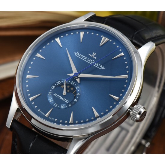Jaeger-leCoultre Master Ultra Thin Moon积家超薄月相大师系列42mm腕表,简洁的线条设计,赏心悦目的表盘。 显示令表盘尽显活力,6位24小时指针宛如一幕和谐美妙的腕上芭蕾。透过玻璃底盖,机芯运行一目了然。这款厚度仅5.8毫米的超薄机芯向世人证实,超凡的技艺和极尽复杂的功能可以在狭小的空间内完美展现。顶级出品 精品不断 Jaeger-leCoultre Master Ultra Thin Moon积家超薄月相大师系列42mm腕表,简洁的线条设计,赏心悦目的表盘。 显示令表盘尽显活力,6位24小时指针宛如一幕和谐美妙的腕上芭蕾。透过玻璃底盖,机芯运行一目了然。这款厚度仅5.8毫米的超薄机芯向世人证实,超凡的技艺和极尽复杂的功能可以在狭小的空间内完美展现。顶级出品 精品不断