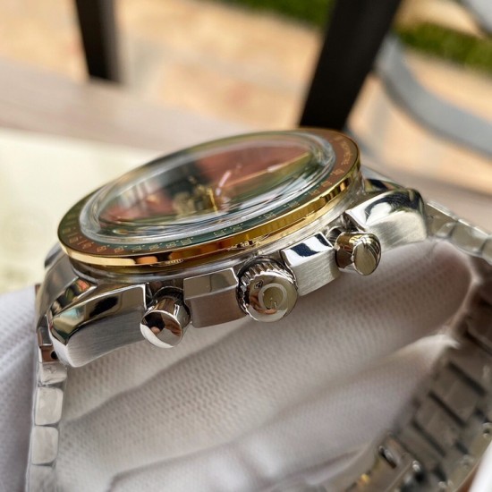 OMEGA 欧米茄 登月腕表——「Speedmaster Apollo 11 50th Anniversary」超霸计时码表，直径42mm，镶嵌黑色陶瓷刻度圈，衬托出醒目的金色刻度。