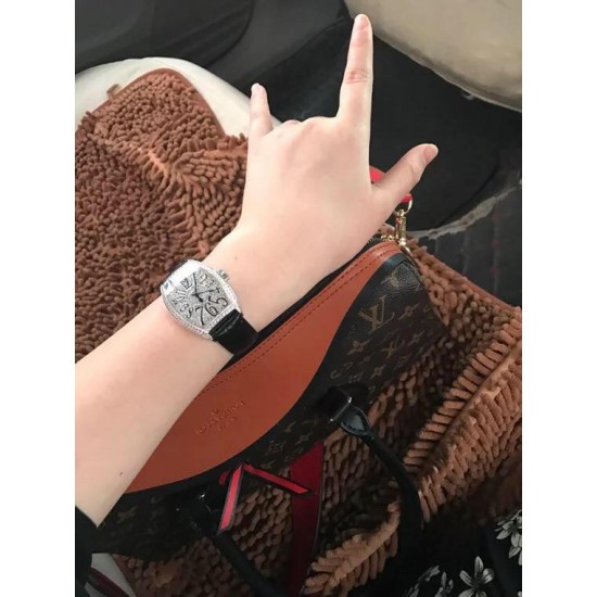 法穆兰 Franck Muller 是深受时尚白领及众多明星追捧的顶级腕表品牌,法兰克穆勒的标志性特征是其酒桶型表壳和夸张的弧度设计,同时也拥有精湛的制表工艺,法兰克穆勒手表凝聚了无限心血、承载了无尽情感,是鉴赏家眼中出类拔萃、独一无二的完美杰作。尺寸32mm*45mm*12mm。 法穆兰 Franck Muller 是深受时尚白领及众多明星追捧的顶级腕表品牌,法兰克穆勒的标志性特征是其酒桶型表壳和夸张的弧度设计,同时也拥有精湛的制表工艺,法兰克穆勒手表凝聚了无限心血、承载了无尽情感,是鉴赏家眼中出类拔萃、独一无二的完美杰作。尺寸32mm*45mm*12mm。