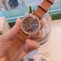 欧米茄 OMEGA 海马系列 AQUA TERRA 至臻天文台女士腕表环镶璀璨美钻，诠释情致迷人风范。表盘以白色珍珠母贝制成，平添柔和细腻质感，搭配镶钻小时刻度。全新尼龙表带与牛皮表带，不同组合，焕新风采。腕表与表带和谐相称，让您尝试不同的搭配方式，收获无限惊喜发掘专属于您的个性腕表造型！