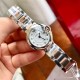 卡地亚 「 Cartier 」原装1:1复刻 、凸面弧形表壳,扭索雕纹表盘,剑形指针,在卡地亚制表世界中,Ballon Bleu 蓝气球腕表以风格细腻,格调高雅著称。 卡地亚 「 Cartier 」原装1:1复刻 、凸面弧形表壳,扭索雕纹表盘,剑形指针,在卡地亚制表世界中,Ballon Bleu 蓝气球腕表以风格细腻,格调高雅著称。