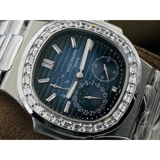 【PFF Factory2021牛年力作】V2升级版 【市场最高品质版本】百达.翡丽Patekphilippe运动系列(鹦鹉螺)5724(霸道总裁)升级版!1⃣️所有功能同正品(10字位动能显示,7字位日历和月相 4字位小秒针),和原装一样的带水平压纹图案,带荧光刻度 !2⃣️直径40毫米,904L精钢镀金,蓝宝石玻璃镜面。3⃣️5722和5724款的外钻为施华洛世奇钻,通透闪亮,气质非凡。在目前技术范畴内尽可能接近原装,此款腕表可以让您驾驭所有场合!PFF匠心之作 欢迎您的品鉴! 【PFF Factory2021牛年力作】V2升级版 【市场最高品质版本】百达.翡丽Patekphilippe运动系列(鹦鹉螺)5724(霸道总裁)升级版!1⃣️所有功能同正品(10字位动能显示,7字位日历和月相 4字位小秒针),和原装一样的带水平压纹图案,带荧光刻度 !2⃣️直径40毫米,904L精钢镀金,蓝宝石玻璃镜面。3⃣️5722和5724款的外钻为施华洛世奇钻,通透闪亮,气质非凡。在目前技术范畴内尽可能接近原装,此款腕表可以让您驾驭所有场合!PFF匠心之作 欢迎您的品鉴!