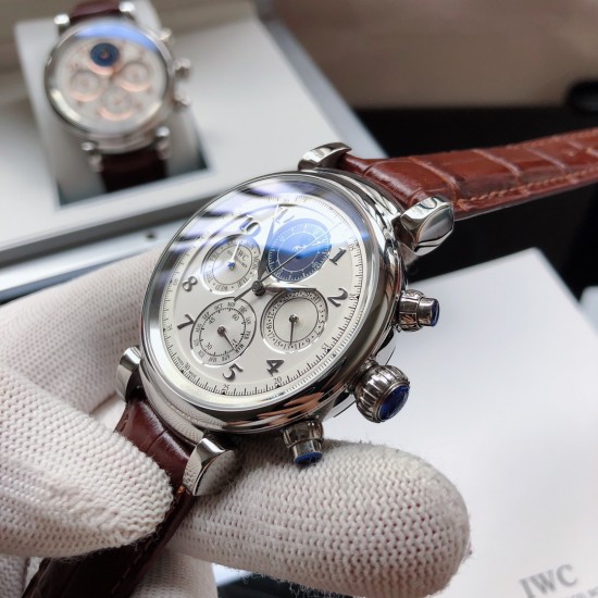 万国 IWC b1 达文西系列活动型表耳,算的上是品牌系列最具魅力的设计之一表盘有众多显示功能12时位置设有月相小表盘3时位置设有日期显示盘9时位置设有星期显示盘6时位置设有月份显示盘腕表可提供68小时动力存储称得上“大型表耳”的它,三杰 本身观赏性十足。与圆润的表壳相互映衬,肌肉感十足 SJ 为你精心挑选精品男士机械腕表拍摄 超真实实物图拍摄 万国 IWC b1 达文西系列活动型表耳,算的上是品牌系列最具魅力的设计之一表盘有众多显示功能12时位置设有月相小表盘3时位置设有日期显示盘9时位置设有星期显示盘6时位置设有月份显示盘腕表可提供68小时动力存储称得上“大型表耳”的它,三杰 本身观赏性十足。与圆润的表壳相互映衬,肌肉感十足 SJ 为你精心挑选精品男士机械腕表拍摄 超真实实物图拍摄