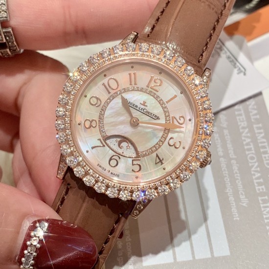 实拍 积家-Jaeger-LeCoultre DAZZLING RENDEZ- VOUS MOON约会系列月相珠宝腕表月之女神,是浪漫与柔美的象征,她掌管着大自然中的潮起潮落和季节更替,是艺术家与诗人们的灵感源泉,在温润莹亮的白色珍珠母贝映衬下,晶莹璀璨的钻石散发出夜空般的静谧之美,表圈镶嵌108颗钻石,组成两个环绕表壳的同心圆。由36颗以爪镶工艺镶嵌的钻石组成的外圈,为光芒闪耀的表圈营造出轻盈美妙的质感,尺寸36mm的精钢表壳搭配进口瑞士石英,采用蓝宝石水晶玻璃。 实拍 积家-Jaeger-LeCoultre DAZZLING RENDEZ- VOUS MOON约会系列月相珠宝腕表月之女神,是浪漫与柔美的象征,她掌管着大自然中的潮起潮落和季节更替,是艺术家与诗人们的灵感源泉,在温润莹亮的白色珍珠母贝映衬下,晶莹璀璨的钻石散发出夜空般的静谧之美,表圈镶嵌108颗钻石,组成两个环绕表壳的同心圆。由36颗以爪镶工艺镶嵌的钻石组成的外圈,为光芒闪耀的表圈营造出轻盈美妙的质感,尺寸36mm的精钢表壳搭配进口瑞士石英,采用蓝宝石水晶玻璃。