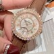 实拍 积家-Jaeger-LeCoultre DAZZLING RENDEZ- VOUS MOON约会系列月相珠宝腕表月之女神,是浪漫与柔美的象征,她掌管着大自然中的潮起潮落和季节更替,是艺术家与诗人们的灵感源泉,在温润莹亮的白色珍珠母贝映衬下,晶莹璀璨的钻石散发出夜空般的静谧之美,表圈镶嵌108颗钻石,组成两个环绕表壳的同心圆。由36颗以爪镶工艺镶嵌的钻石组成的外圈,为光芒闪耀的表圈营造出轻盈美妙的质感,尺寸36mm的精钢表壳搭配进口瑞士石英,采用蓝宝石水晶玻璃。 实拍 积家-Jaeger-LeCoultre DAZZLING RENDEZ- VOUS MOON约会系列月相珠宝腕表月之女神,是浪漫与柔美的象征,她掌管着大自然中的潮起潮落和季节更替,是艺术家与诗人们的灵感源泉,在温润莹亮的白色珍珠母贝映衬下,晶莹璀璨的钻石散发出夜空般的静谧之美,表圈镶嵌108颗钻石,组成两个环绕表壳的同心圆。由36颗以爪镶工艺镶嵌的钻石组成的外圈,为光芒闪耀的表圈营造出轻盈美妙的质感,尺寸36mm的精钢表壳搭配进口瑞士石英,采用蓝宝石水晶玻璃。
