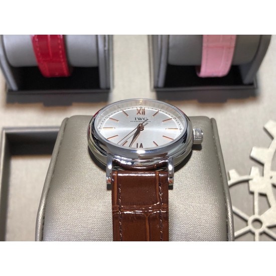 实拍【IWC 2019推出女士全新 Portofino波涛菲诺系列】1⃣️:壳套尺寸34mm/8.8mm采用316精钢材质打磨,每个壳套全程CNC处理所有细节达到完美2⃣️:采用进口日本9015天文台级别经过本厂严格把控 调试 达到零返修稳定性3⃣️:采用瑞士蓝宝石镜面 通透明亮4⃣️字面采用简洁的条丁罗马和表盘十二颗 设计呈现出精致典雅之感5⃣️:表带采用原装快速更换系统 搭配意大利小牛皮皮质柔软细腻:有六种颜色可选(绿色,兰色,黑色,深棕,酒红,粉色)6⃣️:原装表扣采用316精钢材质打磨 实拍【IWC 2019推出女士全新 Portofino波涛菲诺系列】1⃣️:壳套尺寸34mm/8.8mm采用316精钢材质打磨,每个壳套全程CNC处理所有细节达到完美2⃣️:采用进口日本9015天文台级别经过本厂严格把控 调试 达到零返修稳定性3⃣️:采用瑞士蓝宝石镜面 通透明亮4⃣️字面采用简洁的条丁罗马和表盘十二颗 设计呈现出精致典雅之感5⃣️:表带采用原装快速更换系统 搭配意大利小牛皮皮质柔软细腻:有六种颜色可选(绿色,兰色,黑色,深棕,酒红,粉色)6⃣️:原装表扣采用316精钢材质打磨