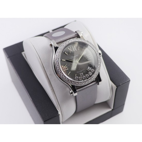 实拍 《YF》正品开模 新品推出 萧邦快乐钻278559-3003 采用手工丝绸带无法掩饰的奢华感 YF一直追求与原装一致 不胡乱修改任何原装没有的款式。 实拍 《YF》正品开模 新品推出 萧邦快乐钻278559-3003 采用手工丝绸带无法掩饰的奢华感 YF一直追求与原装一致 不胡乱修改任何原装没有的款式。