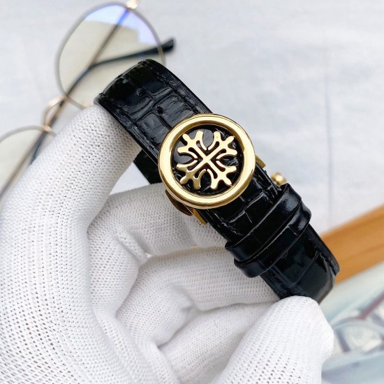 PP最新款式 百达翡丽Patek Philippe 搭配进口9100多功能机芯(零返修)功能(24小时,星期,星辰,月份)进口316精钢!搭配意大利进口小牛皮!原装针扣!尺寸42mm。耐磨防刮蓝宝石玻璃!超强防水50米!简约而不简单!百达翡丽,你值得拥有.实物拍摄品质如一! PP最新款式 百达翡丽Patek Philippe 搭配进口9100多功能机芯(零返修)功能(24小时,星期,星辰,月份)进口316精钢!搭配意大利进口小牛皮!原装针扣!尺寸42mm。耐磨防刮蓝宝石玻璃!超强防水50米!简约而不简单!百达翡丽,你值得拥有.实物拍摄品质如一!