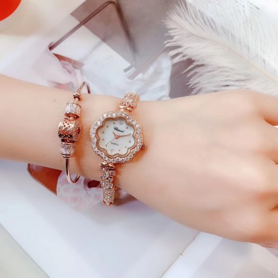 肖帮 手链系列✨高端大气✨全新上市品牌:肖邦- Chopard 款式:女士腕表(高端大气)机芯:进口石英机芯材料:镀膜高密度镜面,铜壳,钢扣底盖:密底表带:斯华诺世奇水晶钻表带表扣:原装折叠扣尺寸:直径26mm 厚度7.5mm 肖帮 手链系列✨高端大气✨全新上市品牌:肖邦- Chopard 款式:女士腕表(高端大气)机芯:进口石英机芯材料:镀膜高密度镜面,铜壳,钢扣底盖:密底表带:斯华诺世奇水晶钻表带表扣:原装折叠扣尺寸:直径26mm 厚度7.5mm
