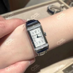 实拍 调美价 积家Jaeger Revers one一号翻转腕表 ！翻转真的是好看到爆炸积家翻转系列3288420 ！低调有历史底蕴！尺寸40.1*20独具一格，进口朗达机芯稳定持久，烧钢蓝指针芳泽无加，午夜蓝色的小牛皮如精灵般俏皮可爱 ，加上原装表扣独特100%的还原度。优雅的气质，精致的翻转结构，精美的做工，腕间璀璨美钻照亮倾心时刻，会让佩戴者赏心悦目，爱不释手。2020大旱望云，愿所有的美好都能如期而至。认准实拍细节！小红书爆款推荐！鳄鱼皮