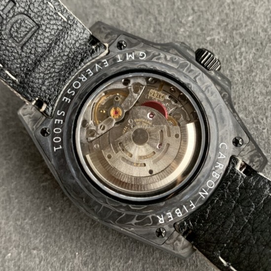 Diw新作勞力士超限量GMT-MASTER II Diw团队重新制作了碳纤维表壳,同时包含表圈、面盘等零件也全都是碳纤维材质,其中碳纤维表圈上数字刻度首次采用全新碳纤维植丁技术(非填油)塑造丰富视觉层次,质感细腻。透视底盖可清楚展示正反快速调日历的劳力士专属cal.3186机芯。搭配柔软魔术贴表带和一体碳纤维表扣。首批量产提供4种颜色表盘可选,5种不同颜色风格表带。 Diw新作勞力士超限量GMT-MASTER II Diw团队重新制作了碳纤维表壳,同时包含表圈、面盘等零件也全都是碳纤维材质,其中碳纤维表圈上数字刻度首次采用全新碳纤维植丁技术(非填油)塑造丰富视觉层次,质感细腻。透视底盖可清楚展示正反快速调日历的劳力士专属cal.3186机芯。搭配柔软魔术贴表带和一体碳纤维表扣。首批量产提供4种颜色表盘可选,5种不同颜色风格表带。