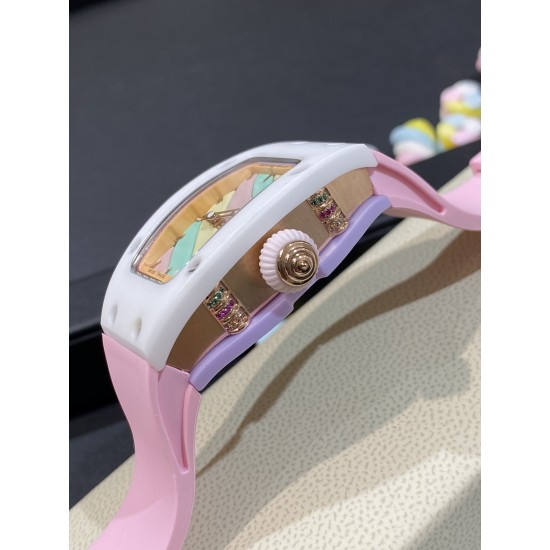 实拍 理查德米勒 RichardMille 糖果棉花糖 最新爆款 bon bon系列最稀有的作品!克服传统工艺打破模式!钟表最受尊敬的技术之一。不是所有人的嫁妆,棉花糖运动曲线和颜色,它们是诱人的。有了理查德米勒,实现了把棉花糖戴在你的手腕上!白色陶瓷加上黄粉绿搪瓷表盘,RM-07柔和的颜色创造了一个组合...甜蜜!糖果店的一次旅行,一个让人难以置信的艺术品。你会戴上它吗? 实拍 理查德米勒 RichardMille 糖果棉花糖 最新爆款 bon bon系列最稀有的作品!克服传统工艺打破模式!钟表最受尊敬的技术之一。不是所有人的嫁妆,棉花糖运动曲线和颜色,它们是诱人的。有了理查德米勒,实现了把棉花糖戴在你的手腕上!白色陶瓷加上黄粉绿搪瓷表盘,RM-07柔和的颜色创造了一个组合...甜蜜!糖果店的一次旅行,一个让人难以置信的艺术品。你会戴上它吗?