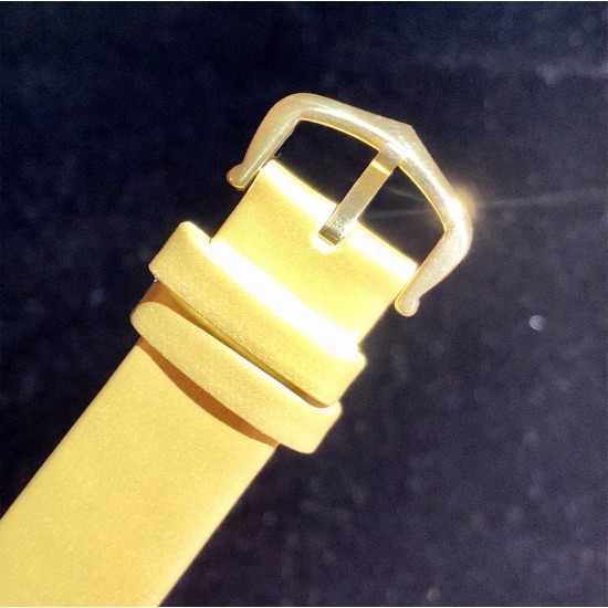 实拍 Cartier-卡地亚 创意宝石BESTIAIRE系列 HPI00480 珐琅 40毫米 石英机芯 女士腕表 黄金表盘 镶钻 半透明黄色内填珐琅 2只黄金蜜蜂装饰 镶嵌明亮式切割圆钻 黄色钻石及黑色珐琅条纹 4枚祖母绿蜂眼 这款腕表由尊贵超凡的金属雕琢而成 并衬以珍奇夺目的宝石 堪称高级珠宝中的真正典范 不仅如此 把一株繁茂的植物或者一只惊艳的动物设计成为表盘的造型 既给品牌创意增添了一丝神秘 又在作品中蕴藏了一份雅致 实拍 Cartier-卡地亚 创意宝石BESTIAIRE系列 HPI00480 珐琅 40毫米 石英机芯 女士腕表 黄金表盘 镶钻 半透明黄色内填珐琅 2只黄金蜜蜂装饰 镶嵌明亮式切割圆钻 黄色钻石及黑色珐琅条纹 4枚祖母绿蜂眼 这款腕表由尊贵超凡的金属雕琢而成 并衬以珍奇夺目的宝石 堪称高级珠宝中的真正典范 不仅如此 把一株繁茂的植物或者一只惊艳的动物设计成为表盘的造型 既给品牌创意增添了一丝神秘 又在作品中蕴藏了一份雅致