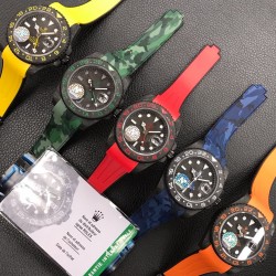 劳力士Rolex Daytona翡翠夜光全碳纤维GMT横空出世 这款获得天文台认证的首款全碳纤维GMT搭载2836全自动机械 蓝宝石抗刮损水晶镜面 碳纤维字面 完美复刻 原装同步橡树胶带 原装扣  更加柔软舒适 方便佩戴 爱不释手的劳力士GMT 品不完的一劳永逸！！！