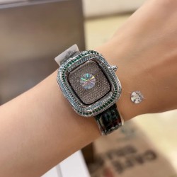 品牌：卡地亚系列：coussindeCartier机芯：石英表径：30.44*33.78表壳厚度：7.08毫米满钻：方形：蓝宝石镜面：表带材质：美州鳄鱼皮