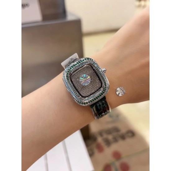 品牌：卡地亚系列：coussindeCartier机芯：石英表径：30.44*33.78表壳厚度：7.08毫米满钻：方形：蓝宝石镜面：表带材质：美州鳄鱼皮