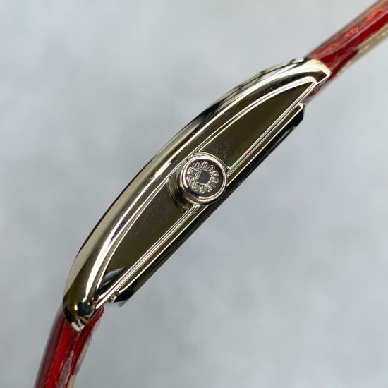 渠道货!浪琴表黛绰维纳鳄鱼皮系列!20.80 X 32.00mm 石英女士腕表!正品机芯L178石英机芯!拥有低电量提醒功能!石英机芯没电了秒针会四秒一跳!这个时候就需要换电池啦!浪琴排名皇后级别的当属黛绰维纳系列女表 以意大利语中的Dolce Vita为名 寓意甜美生活 寓意意式生活邂逅现代浪漫 通过几何线条与柔美曲线塑造出现代优雅与妩媚姿态 银色表盘的雕花、贝母表盘上镶嵌13颗钻石,以及蓝钢指针等精致细节都烘托出佩戴者纯正的优雅与贵气 ,不使用,不影响二次销售,支持退换,终身保修。 渠道货!浪琴表黛绰维纳鳄鱼皮系列!20.80 X 32.00mm 石英女士腕表!正品机芯L178石英机芯!拥有低电量提醒功能!石英机芯没电了秒针会四秒一跳!这个时候就需要换电池啦!浪琴排名皇后级别的当属黛绰维纳系列女表 以意大利语中的Dolce Vita为名 寓意甜美生活 寓意意式生活邂逅现代浪漫 通过几何线条与柔美曲线塑造出现代优雅与妩媚姿态 银色表盘的雕花、贝母表盘上镶嵌13颗钻石,以及蓝钢指针等精致细节都烘托出佩戴者纯正的优雅与贵气 ,不使用,不影响二次销售,支持退换,终身保修。