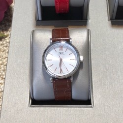 实拍【IWC 2019推出女士全新 Portofino波涛菲诺系列】1⃣️:壳套尺寸34mm/8.8mm采用316精钢材质打磨，每个壳套全程CNC处理所有细节达到完美2⃣️:采用进口日本9015天文台级别经过本厂严格把控 调试 达到零返修稳定性3⃣️:采用瑞士蓝宝石镜面 通透明亮4⃣️字面采用简洁的条丁罗马和表盘十二颗 设计呈现出精致典雅之感5⃣️:表带采用原装快速更换系统 搭配意大利小牛皮皮质柔软细腻:有六种颜色可选(绿色，兰色，黑色，深棕，酒红，粉色)6⃣️:原装表扣采用316精钢材质打磨