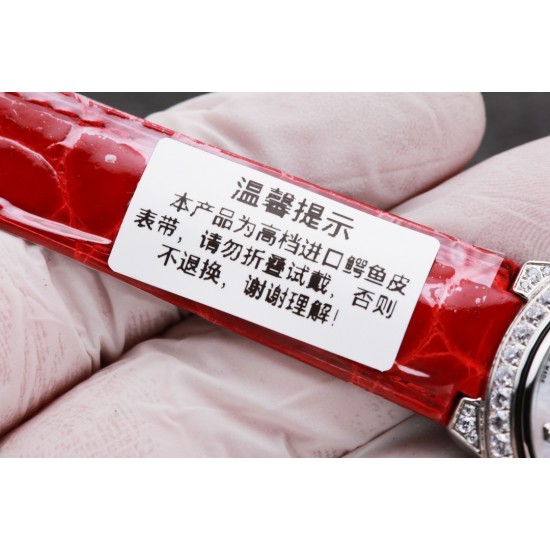 鳄鱼皮版本卡地亚蓝气球系列,陀飞轮机械女表火热上市,纯天然贝壳表盘流露着时尚唯美。机芯飞轮运作一目了然、尽显高贵奢华。直径宽36mm,厚11mm。(专注原装新机) 鳄鱼皮版本卡地亚蓝气球系列,陀飞轮机械女表火热上市,纯天然贝壳表盘流露着时尚唯美。机芯飞轮运作一目了然、尽显高贵奢华。直径宽36mm,厚11mm。(专注原装新机)