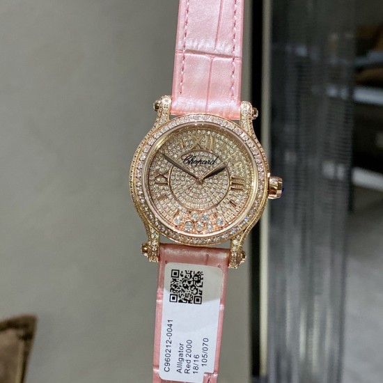 实拍 为你带来快乐——推出萧邦chopard Happy Sport满钻腕表！①卓越时计源于精湛工艺，双层蓝宝水晶玻璃之间，7颗施华洛世奇快乐彩钻活灵活现，完美诠释原装的韵味和感觉，镶满钻的表壳比例匀称，做工精湛，颗颗美钻饱满挺拔。②字面为了追求完美，耗时耗力，每一个刻度和英文logo都经过多次的独立开模，耗费多套模板，为你带来最接近原装的字面效果！③机芯采用进口石英机芯走时精准，④表带方面，为追求极致以及每一位客户的体验感，不惜成本采用牛皮皮表带，为你带来最高的体验手感制表技艺和宝石镶嵌完美融合！