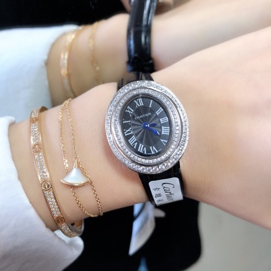 实拍 Cartier HYPNOSE系列腕表卡地亚椭圆双环交叠,演绎卡地亚柔美细腻的标志性风格。腕表灵动深邃,玫瑰金表壳镶嵌明亮式切割圆钻,太阳纹放射效果的表盘与剑形蓝钢指针,搭配鳄鱼皮带 典雅又唯美,再随机配送一条牛皮 30*26mm小号表款,搭配瑞士石英机芯,非常适合女性佩戴。 实拍 Cartier HYPNOSE系列腕表卡地亚椭圆双环交叠,演绎卡地亚柔美细腻的标志性风格。腕表灵动深邃,玫瑰金表壳镶嵌明亮式切割圆钻,太阳纹放射效果的表盘与剑形蓝钢指针,搭配鳄鱼皮带 典雅又唯美,再随机配送一条牛皮 30*26mm小号表款,搭配瑞士石英机芯,非常适合女性佩戴。