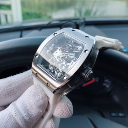 SJ出品 理查德米勒 RM59-01 腕表的表壳,是对Richard Mille钟爱的酒桶型表壳的全新诠释,亦是创新的演绎。直径为50 x 42 x 15毫米，材质为碳钛904L精钢搭配镂空机芯带来完美的震撼效果 腕表搭载RM59-01  原装日本西铁城全自动上链机芯，动力储存大约48小时，镜面采用矿物质钢化玻璃，原装折叠扣搭配腕表专用胶带。三杰精致推荐男士机械腕表 SJ为你精心打造超真实实物图拍摄