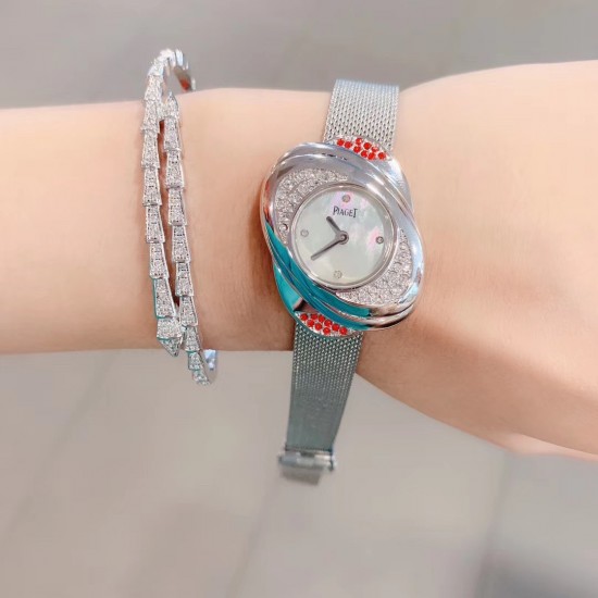 最新 PIAGET伯爵 Limelight非凡珍品腕表系列 花朵 闭合状态下尺寸33mm*22mm, 花朵盛开时直径为33mm。表壳才有18K白金电镀,进口石英机芯 。特点: 表壳由可顺时针旋转的三片花瓣造型组成一朵完美的三色艳丽花朵。第一层花瓣上镶嵌26颗白色钻石于表圈 ,第二层花瓣镶嵌26颗红色钻石彰显奢华,第三层花瓣镶嵌18颗幽邃蓝宝石彰显尊贵,蓝宝石水晶镜面 搭配绸缎丝绢皮/手工锻造丝网表带。这不仅是一款非凡的腕表,更堪称一件珠宝工艺杰作,完美结合创意,生动灵性,彰显着珠宝腕表的优雅魅力 最新 PIAGET伯爵 Limelight非凡珍品腕表系列 花朵 闭合状态下尺寸33mm*22mm, 花朵盛开时直径为33mm。表壳才有18K白金电镀,进口石英机芯 。特点: 表壳由可顺时针旋转的三片花瓣造型组成一朵完美的三色艳丽花朵。第一层花瓣上镶嵌26颗白色钻石于表圈 ,第二层花瓣镶嵌26颗红色钻石彰显奢华,第三层花瓣镶嵌18颗幽邃蓝宝石彰显尊贵,蓝宝石水晶镜面 搭配绸缎丝绢皮/手工锻造丝网表带。这不仅是一款非凡的腕表,更堪称一件珠宝工艺杰作,完美结合创意,生动灵性,彰显着珠宝腕表的优雅魅力