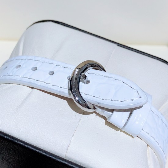 实拍 萧邦-ChopardHappy Sport Oval 石英版本腕表精钢表壳制表工艺与优雅美学风格巧妙结合,以此来展示女性魅力和技术性能。玫瑰金真空电镀材质,既优雅又时尚,以圆润柔美的曲线演绎隽永女性魅力。萧邦对象征永恒的椭圆形展现新颖诠释,打造出一款献给女性的臻礼,许下一个象征快乐的诚挚诺言。Happy Spor欢快嬉戏、自由旋转的水钻珠子在两片蓝宝石水晶之间愉悦轻舞。表壳 约30mm珍珠贝壳彩色表盘搭配光泽亮皮纹表带针扣穿戴C表扣。 实拍 萧邦-ChopardHappy Sport Oval 石英版本腕表精钢表壳制表工艺与优雅美学风格巧妙结合,以此来展示女性魅力和技术性能。玫瑰金真空电镀材质,既优雅又时尚,以圆润柔美的曲线演绎隽永女性魅力。萧邦对象征永恒的椭圆形展现新颖诠释,打造出一款献给女性的臻礼,许下一个象征快乐的诚挚诺言。Happy Spor欢快嬉戏、自由旋转的水钻珠子在两片蓝宝石水晶之间愉悦轻舞。表壳 约30mm珍珠贝壳彩色表盘搭配光泽亮皮纹表带针扣穿戴C表扣。