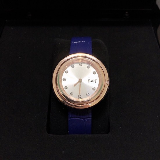 实拍 伯爵-PIAGET 女士腕表 瑞士石英机芯 316L精钢表壳 真牛皮表带 尺寸34*8mm 蓝宝石玻璃镜面 简约的设计,大胆而多彩的配色,以及旋转表圈是伯爵品牌 Possession腕表的特质所在。通过品牌制表师们天马星空的创意,将各个亮色的表带与贵金属、钻石、精钢材质相融,通过圆形盘面的演绎,令全新的 Possession腕表越发闪耀夺目,给人眼前一亮之感。 实拍 伯爵-PIAGET 女士腕表 瑞士石英机芯 316L精钢表壳 真牛皮表带 尺寸34*8mm 蓝宝石玻璃镜面 简约的设计,大胆而多彩的配色,以及旋转表圈是伯爵品牌 Possession腕表的特质所在。通过品牌制表师们天马星空的创意,将各个亮色的表带与贵金属、钻石、精钢材质相融,通过圆形盘面的演绎,令全新的 Possession腕表越发闪耀夺目,给人眼前一亮之感。