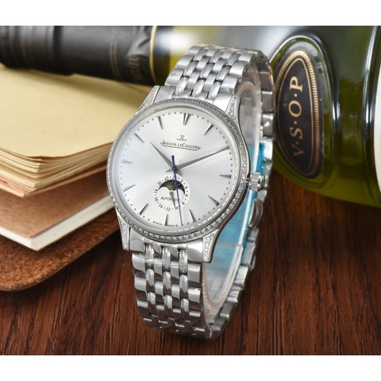 Jaeger-leCoultre Master Ultra Thin Moon积家超薄月相大师系列42mm腕表,简洁的线条设计,赏心悦目的表盘。 显示令表盘尽显活力,6位24小时指针宛如一幕和谐美妙的腕上芭蕾。透过玻璃底盖,机芯运行一目了然。这款厚度仅5.8毫米的超薄机芯向世人证实,超凡的技艺和极尽复杂的功能可以在狭小的空间内完美展现。顶级出品 精品不断 Jaeger-leCoultre Master Ultra Thin Moon积家超薄月相大师系列42mm腕表,简洁的线条设计,赏心悦目的表盘。 显示令表盘尽显活力,6位24小时指针宛如一幕和谐美妙的腕上芭蕾。透过玻璃底盖,机芯运行一目了然。这款厚度仅5.8毫米的超薄机芯向世人证实,超凡的技艺和极尽复杂的功能可以在狭小的空间内完美展现。顶级出品 精品不断