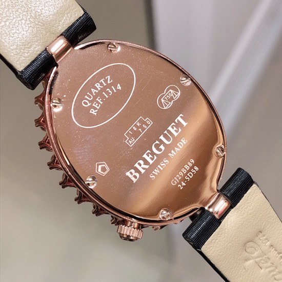 品牌:宝玑-Breguet ™️系列:珠宝系列 现推出石英版本 宝玑GJ29BB8924/5D58 雕花珍珠贝母 镶钻 女士腕表表壳电镀18K金鹅卵形表壳,外缘镶嵌24颗明亮式切割钻石和一颗日本Akoya 海水珍珠。尺寸:34.4 x 28.7毫米。表盘为玑镂刻花珍珠母贝。12点位置镶嵌宝玑铭牌。偏心小时刻度环,3点、6点、9点和12点位置设有钻石时标。宝玑经典针尖镂空式蓝钢指针。镌刻编号和Breguet隐形签名。丝缎表带,搭配折叠镶钻表扣。 品牌:宝玑-Breguet ™️系列:珠宝系列 现推出石英版本 宝玑GJ29BB8924/5D58 雕花珍珠贝母 镶钻 女士腕表表壳电镀18K金鹅卵形表壳,外缘镶嵌24颗明亮式切割钻石和一颗日本Akoya 海水珍珠。尺寸:34.4 x 28.7毫米。表盘为玑镂刻花珍珠母贝。12点位置镶嵌宝玑铭牌。偏心小时刻度环,3点、6点、9点和12点位置设有钻石时标。宝玑经典针尖镂空式蓝钢指针。镌刻编号和Breguet隐形签名。丝缎表带,搭配折叠镶钻表扣。