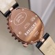 品牌:宝玑-Breguet ™️系列:珠宝系列 现推出石英版本 宝玑GJ29BB8924/5D58 雕花珍珠贝母 镶钻 女士腕表表壳电镀18K金鹅卵形表壳,外缘镶嵌24颗明亮式切割钻石和一颗日本Akoya 海水珍珠。尺寸:34.4 x 28.7毫米。表盘为玑镂刻花珍珠母贝。12点位置镶嵌宝玑铭牌。偏心小时刻度环,3点、6点、9点和12点位置设有钻石时标。宝玑经典针尖镂空式蓝钢指针。镌刻编号和Breguet隐形签名。丝缎表带,搭配折叠镶钻表扣。 品牌:宝玑-Breguet ™️系列:珠宝系列 现推出石英版本 宝玑GJ29BB8924/5D58 雕花珍珠贝母 镶钻 女士腕表表壳电镀18K金鹅卵形表壳,外缘镶嵌24颗明亮式切割钻石和一颗日本Akoya 海水珍珠。尺寸:34.4 x 28.7毫米。表盘为玑镂刻花珍珠母贝。12点位置镶嵌宝玑铭牌。偏心小时刻度环,3点、6点、9点和12点位置设有钻石时标。宝玑经典针尖镂空式蓝钢指针。镌刻编号和Breguet隐形签名。丝缎表带,搭配折叠镶钻表扣。
