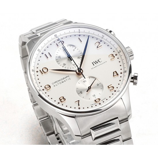 V6S新品,IWC万国表为其经典全新葡萄牙系列计时腕表推出首款精钢表链款式。IWC万国表首次为这款经典时计系列腕表配备精钢表链,令IWC万国表葡萄牙系列计时腕表更添几分灵活随性。表链经过抛光与拉丝工艺修饰,精密入微,优美雅致;蝴蝶式折叠表扣赋予其符合人体工学的贴心设计,细腻贴合手腕,佩戴无比舒适。配备精钢表链的全新表款采用精钢表壳,腕表内部搭载IWC万国表自制69355型计时机芯,坚固而精准,采用经典导柱轮设计,透过蓝宝石玻璃表背可纵览机芯风采。高效双向棘爪上链系统提供46小时动力储备。 V6S新品,IWC万国表为其经典全新葡萄牙系列计时腕表推出首款精钢表链款式。IWC万国表首次为这款经典时计系列腕表配备精钢表链,令IWC万国表葡萄牙系列计时腕表更添几分灵活随性。表链经过抛光与拉丝工艺修饰,精密入微,优美雅致;蝴蝶式折叠表扣赋予其符合人体工学的贴心设计,细腻贴合手腕,佩戴无比舒适。配备精钢表链的全新表款采用精钢表壳,腕表内部搭载IWC万国表自制69355型计时机芯,坚固而精准,采用经典导柱轮设计,透过蓝宝石玻璃表背可纵览机芯风采。高效双向棘爪上链系统提供46小时动力储备。