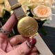 ❤️卡地亚-Cartier 创意珠宝腕表俩只勤劳小蜜蜂飞在花丛中并镶嵌在表壳上,俩只小蜜蜂更是栩栩如生!蜜蜂与花为伴、与花为善,既敬业又务实。完美的比例更彰显出精密工艺。镶嵌366颗钻体现出此腕表的高贵。让你佩戴上手更自信!表径:40mm。承载瑞士Ronda石英机芯。 ❤️卡地亚-Cartier 创意珠宝腕表俩只勤劳小蜜蜂飞在花丛中并镶嵌在表壳上,俩只小蜜蜂更是栩栩如生!蜜蜂与花为伴、与花为善,既敬业又务实。完美的比例更彰显出精密工艺。镶嵌366颗钻体现出此腕表的高贵。让你佩戴上手更自信!表径:40mm。承载瑞士Ronda石英机芯。