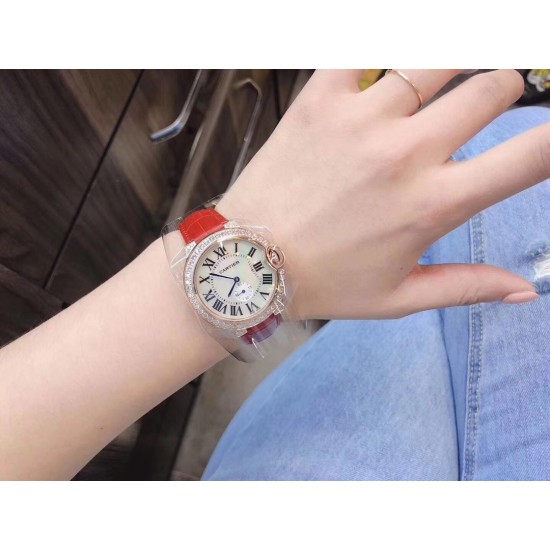 卡地亚 CARTIER 蓝气球奢华系列,316L精钢材质,简约又别具品味,摒弃了现代盛行的繁复华丽的修饰,以简约重新诠释唯美,打造独家高品质,采用高级珍珠贝母制作出表盘,优雅精致高贵气质尽显无漏。尺寸36mm*12mm。 卡地亚 CARTIER 蓝气球奢华系列,316L精钢材质,简约又别具品味,摒弃了现代盛行的繁复华丽的修饰,以简约重新诠释唯美,打造独家高品质,采用高级珍珠贝母制作出表盘,优雅精致高贵气质尽显无漏。尺寸36mm*12mm。