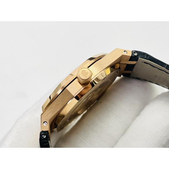 JF Factory标杆神器 爱彼A.超强V5升级版[拳头][拳头]1⃣️直径41MM！2⃣️搭载进口9015改原版Cal.3120全自动机芯！超级＂V5＂版主要升级技术特点：3⃣️表扣内侧两旁的英文字母修正与正品一致的立体浮雕字(重点在于字体上细腻的拉沙纹路）4⃣️表扣内侧的颜色修正与正品一致，表扣外的唛头更清晰更有立体感[悠闲]5⃣️把头＂唛头＂位置与拉沙纹路修正与正品一致[拳头]      JF Factory匠心力作 超级皇家橡树15400系列，欢迎您的品鉴！