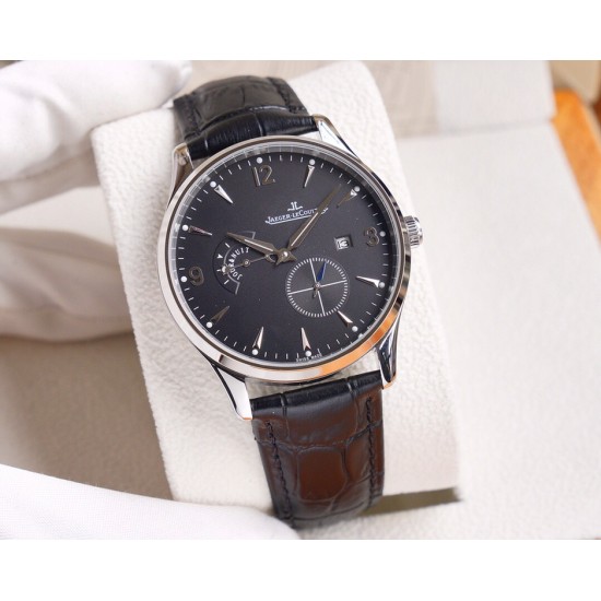 积家 Jaeger-leCoultre Master Ultra Thin 24 times 积家超薄日夜大师系列42mm腕表,日夜显示及3位日历显示令表盘尽显活力,5位跳动的小秒针宛如一幕和谐美妙的腕上芭蕾。透过玻璃底盖,机芯运行一目了然。 积家 Jaeger-leCoultre Master Ultra Thin 24 times 积家超薄日夜大师系列42mm腕表,日夜显示及3位日历显示令表盘尽显活力,5位跳动的小秒针宛如一幕和谐美妙的腕上芭蕾。透过玻璃底盖,机芯运行一目了然。